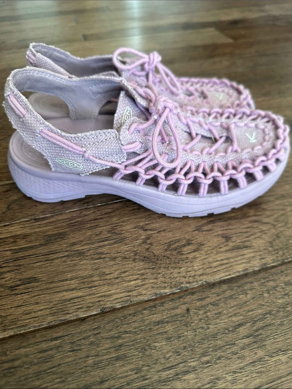 Keen UNeek Size 8 women’s woven sandals lilac color